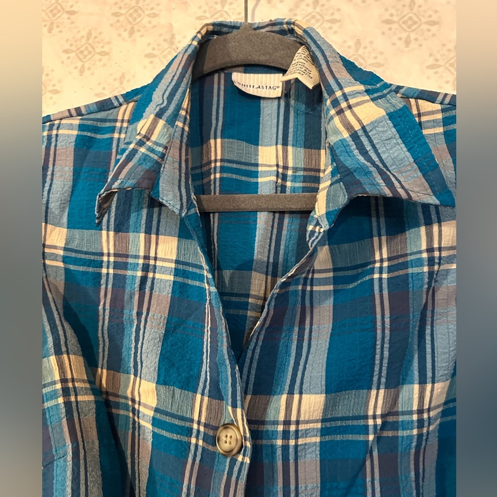 White Stage woman’s short sleeve button up top